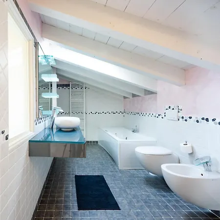 Villa Marina Moniga Private Pool モニーガ・デル・ガルダ